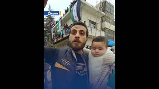 سوري يصطحب رضيعه لساحات الكرامة لإحياء الذكرى الـ 12 للثورة السورية