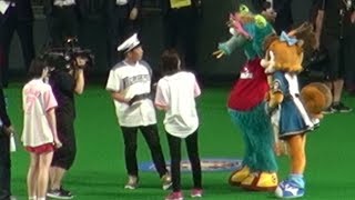 20190613 ゲストの鈴木ちなみさんの後ろでワチャワチャしているポリーとスラィリー