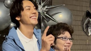 William Chan and his mother have the same birthday陈伟霆和妈妈在片场同一天生日