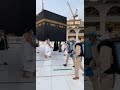 Pembagian air zam-zam di Masjidil Haram