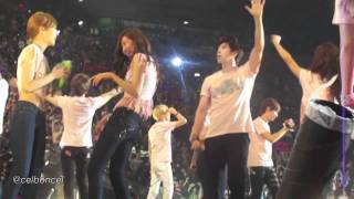 [FANCAM] 111023 SMTOWN NYC Ending (Donghae poses for my camera~)