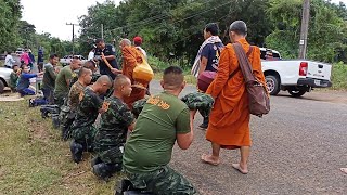 พี่ทหารหาญและญาติโยมมารอนมัสการหลวงตาบุญชื่นเพื่อความเป็นสิริมงคลของชีวิตคับ\