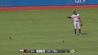 BAL@TOR: Jones offers pigeons seeds in the outfield