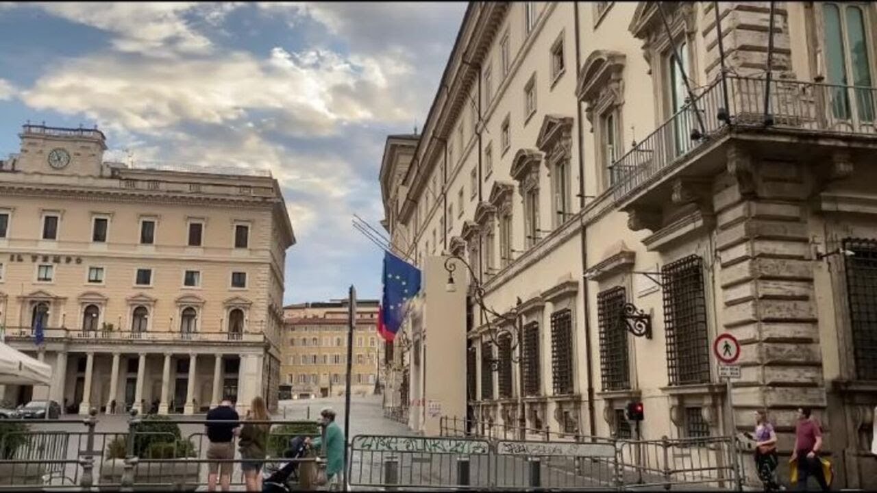 Le Bandiere Di Palazzo Chigi A Mezz'asta Per Il Lutto Nazionale Per ...