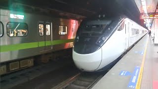 1128次苗栗發車開往基隆的銀綠色微笑號EMU900型十輛一編組EMU912區間車，111次七堵發車開往枋寮的西部優質直達EMU3000型十二輛編組EMU3027皮蛋豆腐騰雲號綠色帶新城際自強號列車