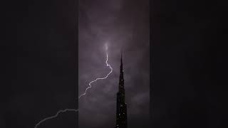 Dubai burj khalifa par gri ⛈️😨😱🙏 #short #dubai #city #viral