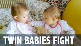 Twin babies fight with bibs! 30 weeks after pregnancy