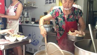 成都居民楼下的冒菜店，7个人忙不过来，顾客排队10几米才能吃上