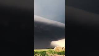 Gigantic supercell thunderstorm in Oklahoma doing it’s best impersonation of a shark 🦈 ⛈️