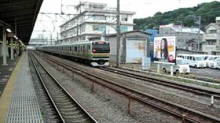 大船駅を通過する東海道線普通列車東京行き