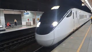 120次潮州發車開往七堵的觀光特仕版EMU3000型十二輛編組EMU3026皮蛋豆腐騰雲號四色彩色新城際自強號列車，1211次基隆發車開往新竹的銀綠色微笑號EMU900型十輛一編組EMU943區間車