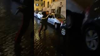 VIDEO-CHOC: CARABINIERE AGGREDITO A ROMA