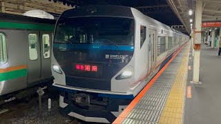 E257系2000番台ｵｵNA−11編成が特急湘南11号小田原行きとして国府津駅1番線を発車するシーン（3081M）2023.5.25