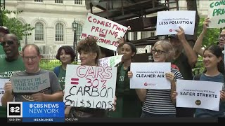 Congestion pricing supporters rally outside City Hall