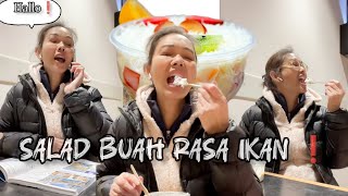 Lucunya Tingkah Bunda Makan Salad Buah Di Pos Security ❗