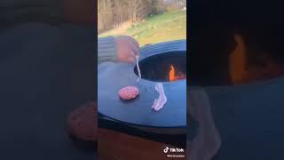 Burger flambé au cheddar sur notre plancha brareseau