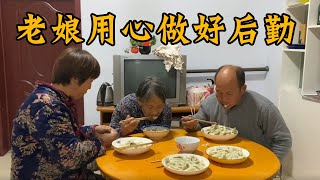 大妮和常输猪场干活，老娘在家后勤做真到位，满满幸福和感动【农村傻大妮儿】