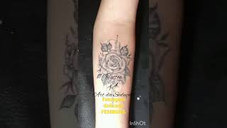 Tatuagem delicada feminina no ante Braço