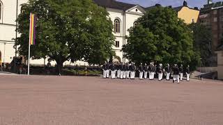 02  Spelning och avmarsch med högvakt från Armémuseum / The Royal guards at Armémuseum.