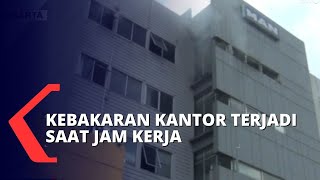 Kebakaran Gedung Kantor di Jakarta Timur, Api Diduga Berasal dari Gudang Kardus