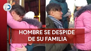 Un padre se despide de su familia antes de enviarla fuera de Ucrania