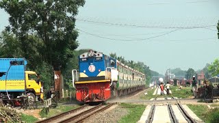 Kurigram Express  Chilahati to Dhaka  passes the rail gate at its own speed ।। BD Train