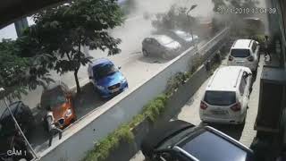 uncontrolled Car jumpeing from flyover