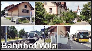 Postauto und Zug beim kleinen Bahnhof Wila, Kanton Zürich, Schweiz 2022