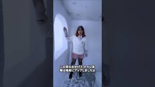 氷と雪だけでトイレの部屋を作る女性