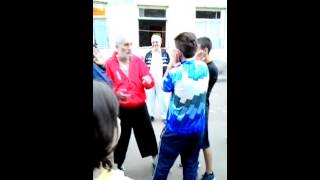 კახაბერი ასწავლის თუ როგორ დაიცვან თავი რამოდენიმე მოწინააღმდეგისაგან