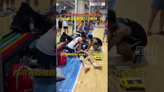 8月22日，成都一#男子打球遇心臟驟停被眾人救回，球場工作人員取來“救命神器”AED，眾人齊力施救后，男子恢復心跳。目前該男子已送醫，情況穩定。