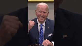 El vídeo del cuello de Joe Biden muestra sus arrugas,  no los pliegues de su dob