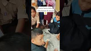 sekelompok anak kecil main kartu sblm sholat