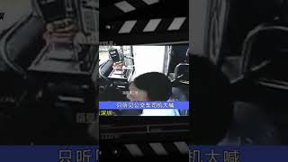 可恨少女沖進公交車，監控拍下憤怒一幕，警察：女孩無責無需賠償 #车祸现场 #车祸 #開車 #女司機 #撞車