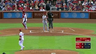 CIN@STL: Leake whiffs Suarez swinging to escape a jam