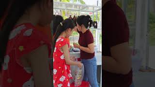 The situation on the first day Dzang opened the shop