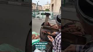 Jualan ubi bakar di luar masjid Al Azhar Kaherah Mesir, dan suasananya.