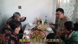 200块钱买了26个大鲍鱼，做蒜蓉鲍鱼，肉质鲜美，喝点白酒真爽了