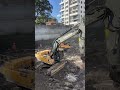 挖掘机excavator 的液压管爆裂了，液压油喷了一地，光说赚钱，没有那么好赚的钱