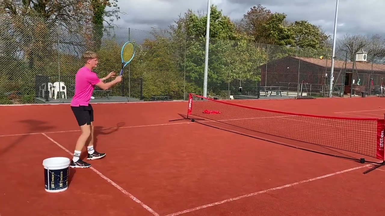 LTA Level 1 Demonstration Of The Ready Position In Tennis - YouTube