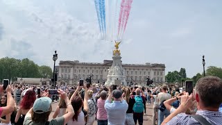 Crowd’s THRILLED to Watch this SPECTACULAR Flypast at the King’s Birthday Parade.