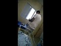 papai trocando a fralda do bebê pela primeira vez