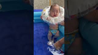 寶寶有點怕水，把眼睛閉起來就不怕了～#cutebaby #shorts#fyp #育兒 #funny #親子 #宝宝 #cute #寶寶日常 #可愛 #育兒日記 #萌娃 #嬰兒日常 #玩水