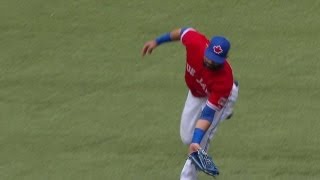 OAK@TOR: Bautista runs in to make the catch