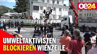 Umweltaktivisten blockieren Wienzeile