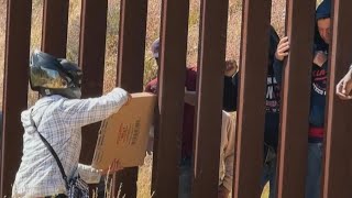 De México a EEUU, migrantes comen a “domicilio” en el muro fronterizo | AFP