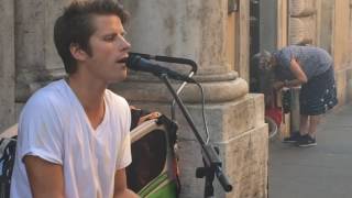 Ragazzo suona e canta All of me - John Legend a via del corso, Roma