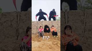 Violent Monkey Monster Attacks 2 Girls Screaming In Fear