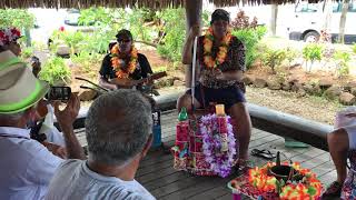 Vaitape Waiting in Bora Bora /ヴァイタぺの乗合船待合所のオッちゃん達の演奏