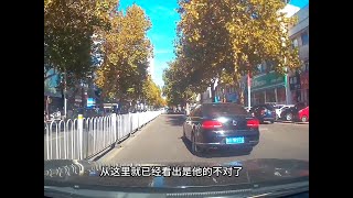 两条车道他一直压线行驶，结果和车主发生剐蹭，对方全责没商量 #交通事故 #交通安全